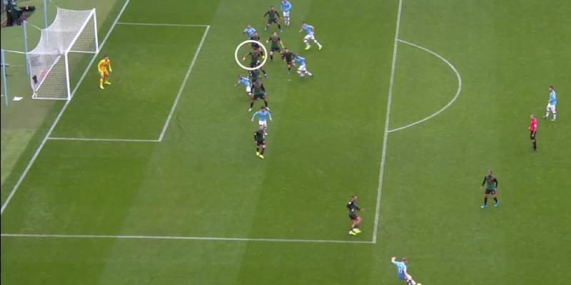 Việt Vị Trong Bóng Đá Là Gì? Hiểu Luật, Bẫy Chiến Thuật 6 Việt vị do bóng chạm hậu vệ